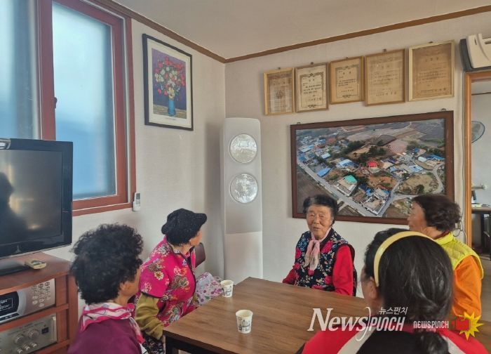 가전제품 구입비 지원으로 경로당에 새로 설치된 에어컨