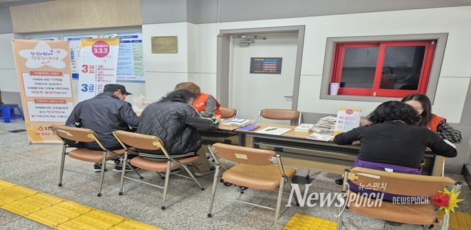 인천시설공단 계산국민체육센터는 6일 계양구치매안심센터와 함께 치매인식 개선을 위한 캠페인을 진행했다.
