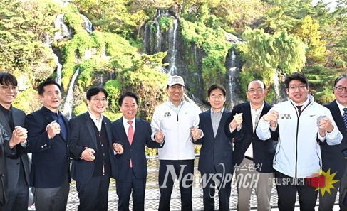 오세훈 서울시장이 6일(목) 서대문구 홍제동 일대에서 열린 '홍제폭포 북합문화센터 개관식'에서 참석자들과 기념사진을 촬영하고 있다.