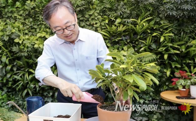 유성훈 금천구청장이 금천정원지원센터에서 화분에 흙을 채워주며 식물을 돌보고 있다