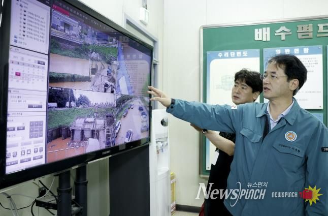 지난 8월 강매배수펌프장 현장점검 중인 이동환 고양특례시장