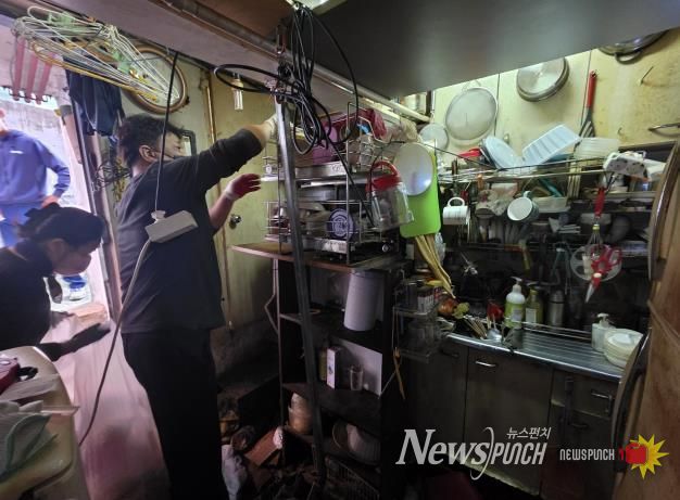 '삶의 질 향상 사랑의 청소봉사' 하는 모습