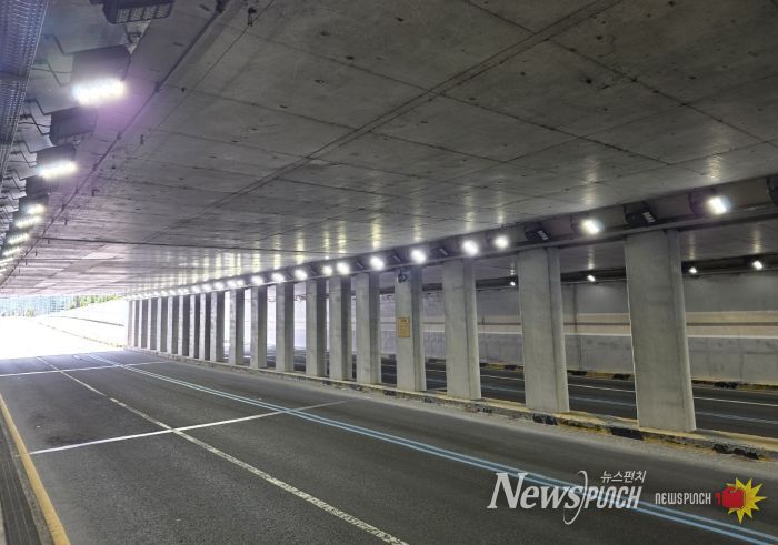 상대지하차도 내 전기시설 지상 설치 완료 후 조명 점등 상태를 확인하고 있다.