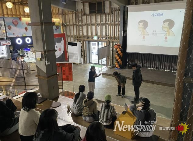 순천시(시장 노관규)는 지난 6일 청춘창고에서 입점자 16명을 대상으로 화재 예방 소방교육 및 응급상황 대비 안전교육을 실시했다. 이번 교육은 입점자의 안전의식 향상과 안전사고 예방을 위해 마련됐다.