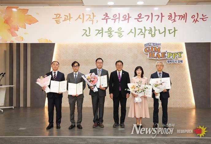 왼쪽부터 동은정공(주) 정석주 대표, 에이치엘비오션테크(주) 손우영 부사장, (주)유주케어 안명환 대표, 홍태용 김해시장, 제이엘팩 황재리 대표, 케이피항공산업(주) 이상연 상무