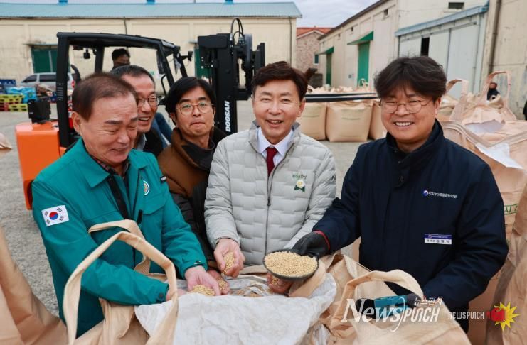 보성군이 오는 11일 겸백면을 시작으로 12개 읍면에서 2025년도 공공비축미곡 포대벼 매입을 본격 추진한다_전년도 수매 현장 모습