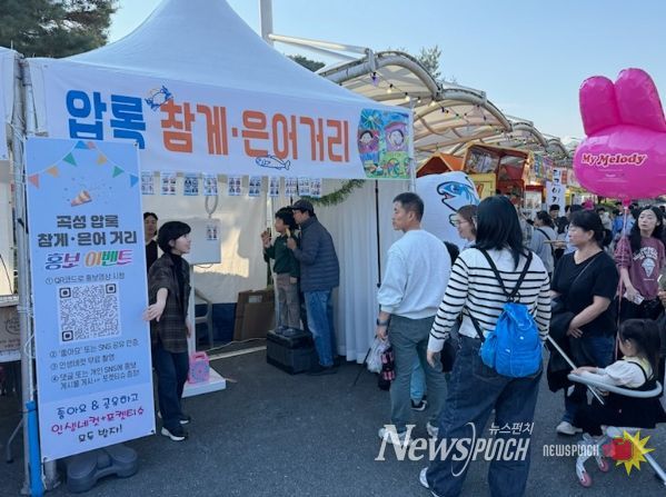 정화활동에 참여하고 있는 음식거리 영업주들