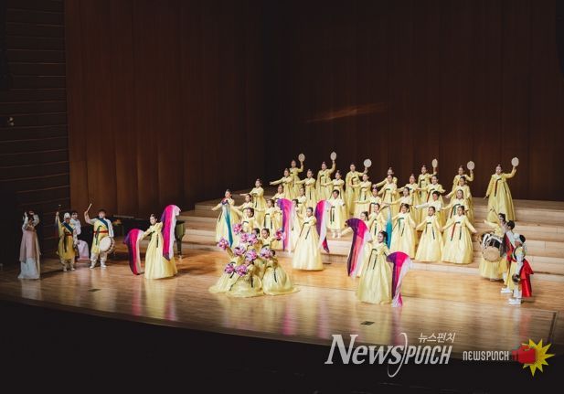 나주시립소년소녀합창단이 제21회 부산국제합창제에서 청소년 부문 3위와 금상을 수상했다. 사진은 부산국제합창제 경연대회에서 공연을 하는 나주시립소년소녀합창단 모습.