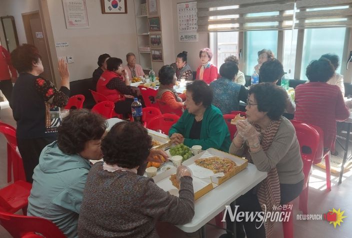 부산 중구 무한리필봉사단, 어르신께 사랑의 피자 식사 대접