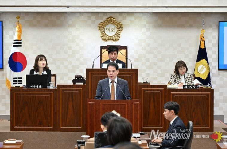 제290회 정례회 제1차 본회의에서 김성군 의원 5분 자유발언 모습