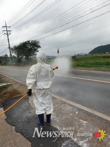 천안 풍서천 일대에서 H5형 조류인플루엔자(AI) 항원이 확인된 가운데 천안시가 인근 가금농가 입구를 통제하고 있다.