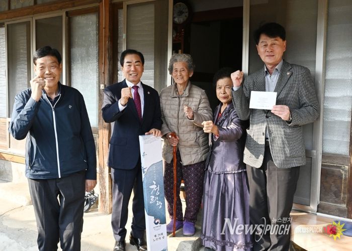 성낙인 창녕군수가 창녕읍 섬마길에 거주하고 계신 100세 어르신에게 청려장과 대통령 축하 서한을 전달하고 있다.