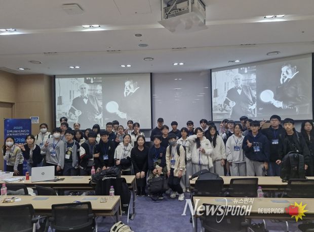 울산교육청이 8일 울산과학기술원에서 운영한 '지역사회와 연계한 학생 인문학 교실' 에 참가한 학생들이 기념사진을 찍고있다.