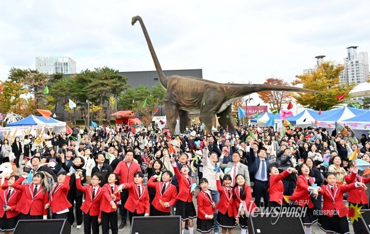 ‘2025 울산 종갓집 온마을교육축제’가 8일 공룡발자국 공원에서 김영길 중구청장, 박경흠 중구의회 의장, 천창수 시교육감, 구의원, 마을교육공동체, 학생 등이 참석한 가운데 열렸다.