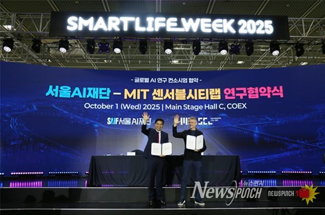 서울AI재단-MIT 연구협약식(왼쪽부터 서울AI재단 김만기 이사장, MIT 센서블시티 랩 카를로 라티(Carlo Ratti)