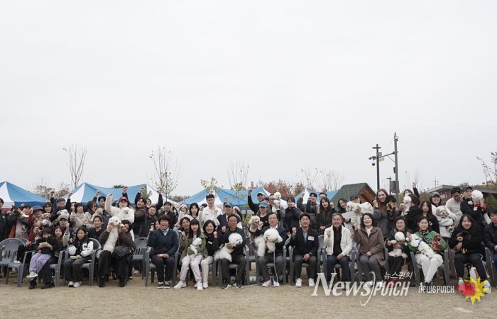 8일 미사아일랜드 펫존에서 열린 ‘2025 하남시 반려동물 문화축제’에서 반려인과 반려견들이 기념촬영을 하고 있다.