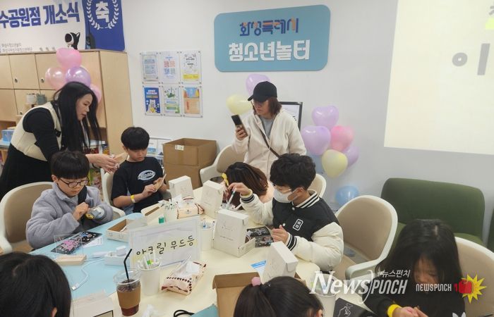 화성특례시 청소년놀터 동탄호수공원점에서 학생들이 아크릴 무드등 만들기를 체험하고 있다.