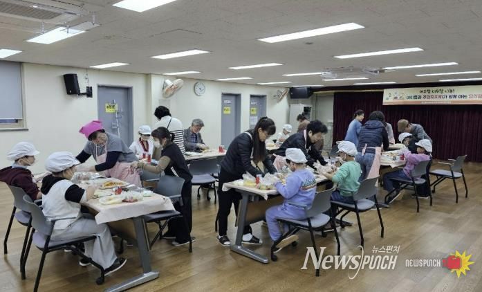 도봉1동 주민자치회 복지분과 회원들과 지역 아동들이 함께 김밥을 만들고 있다.