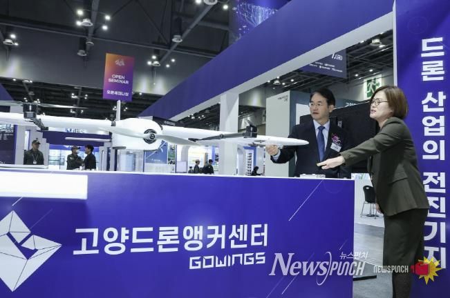 2025 드론·도심항공모빌리티 박람회’에서 고양드론앵커센터 섹터를 찾은 이동환 고양특례시장