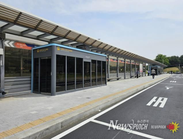 오이도역 버스정류소에 위치한 '스마트 셸터'