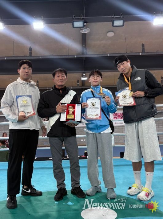 왼쪽부터 강병진 선수, 김봉철 감독, 윤주성 선수, 정태욱 선수