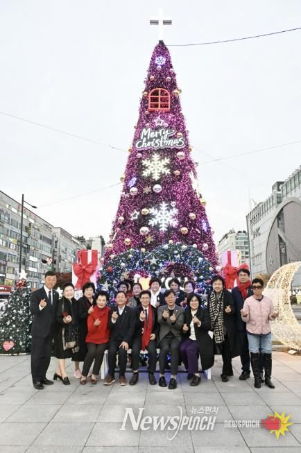 이민근 안산시장(앞줄 오른쪽 다섯번째)이 지난 9일 안산문화광장 썬큰광장에서 점등식을 마치고 성탄트리 앞에서 기념촬영을 하고 있다.