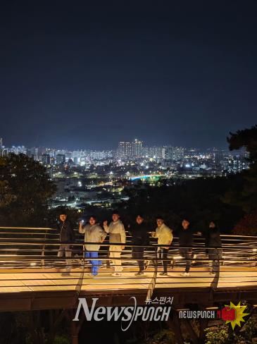 밀양시는 아리랑고갯길 일원에서 시민과의 현장 소통 프로그램을 마친 후 단체 기념 촬영을 진행했다.