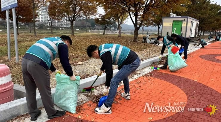 한국전력공사 MCS 임직원이 가곡동 잔도길 일원에서 우수관 주변 청소를 하고 있다