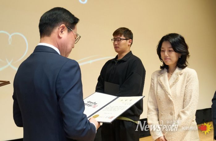 1. 김석필 천안시장 권한대행 부시장이 10일 김소정 씨에게 다자녀 모범가정 충청남도지사 표창을 전달하고 있다.