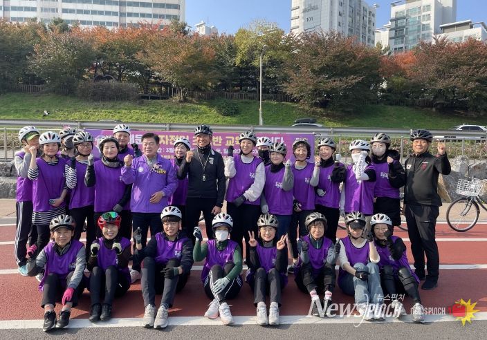 이필형 동대문구청장이 자전거교실 수강생들과 함께 기념촬영을 하고 있다