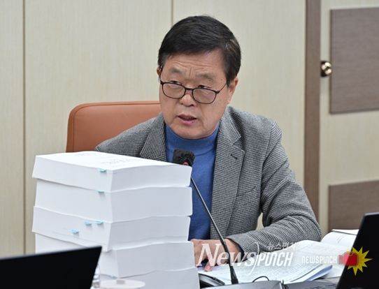 제333회 정례회 교통위 행정사무감사에서 질의하는 김원중 시의원