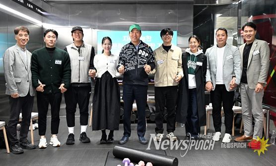 오세훈 서울시장이 10일(월) 영등포구 5호선 여의나루역 러너스테이션에서 열린 '지속가능한 러닝문화 조성을 위한 간담회' 참석자들과 기념사진을 촬영하고 있다.