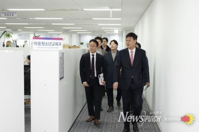 임시청사(더케이트윈타워)를 둘러보는 정문헌 구청장의 모습