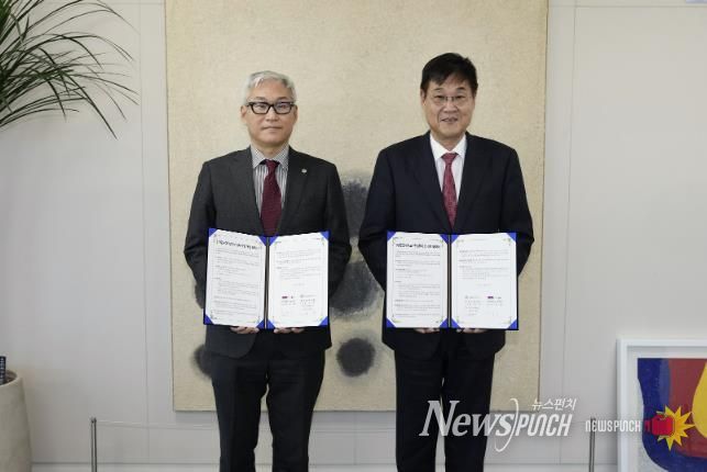 기념 촬영하는 손세형 성균관대 자산관리처장(좌)과 정문헌 종로구청장(우)의 모습