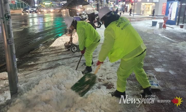 강북구 내 제설작업이 진행되고 있다.