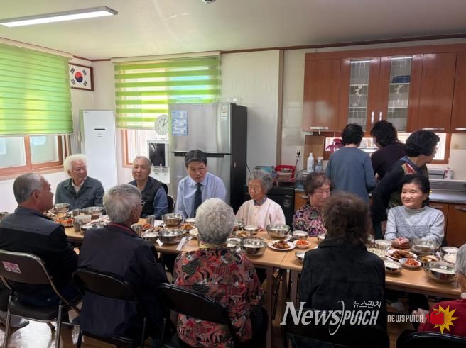 지난 10월, 경로당 무상급식 시범사업 화성면 잔디리경로당 현장 점검 모습