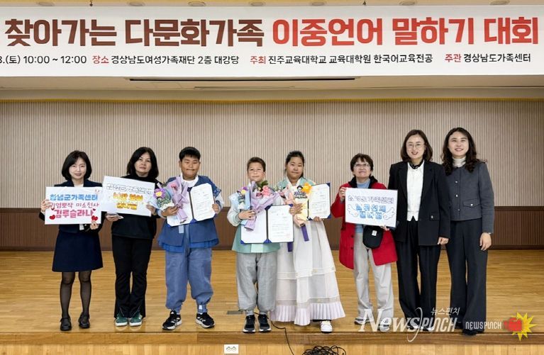 이중언어 말하기 대회에 참가 학생들이 기념촬영을 하고 있다.(왼쪽부터 김다닐, 텐바딤, 김루슬라나 학생)