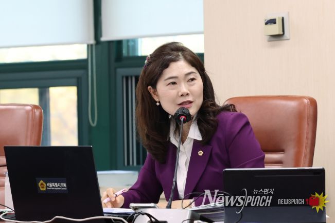 구미경 의원이 행정사무감사에서 서울시립대학교 대상으로 질의를 하고 있다.