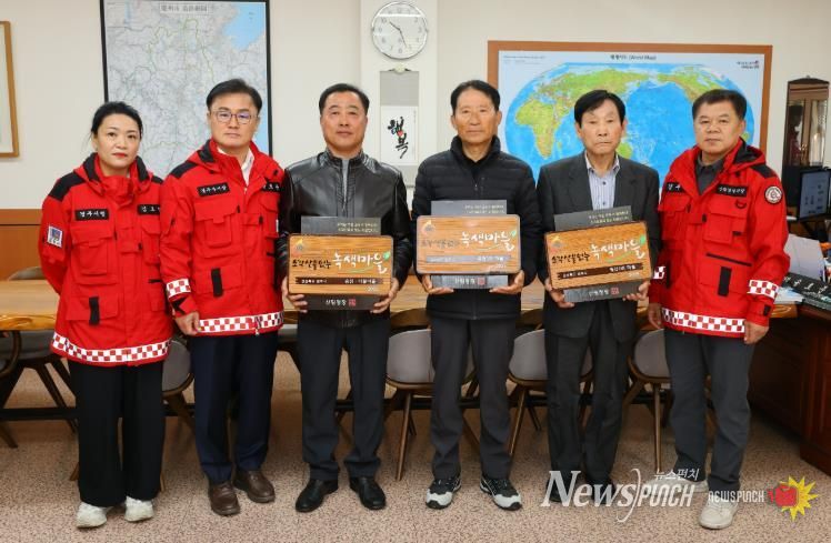 11일 경주시청에서 열린 ‘2025년 산림청 소각산불 없는 녹색마을 캠페인’ 현판 전달식에서 송호준 부시장(왼쪽 두 번째)이 마을 대표들과 함께 기념촬영을 하고 있다.