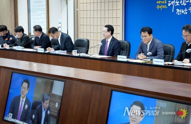 김영록 전라남도지사가 11일 도청 서재필실에서 실국장 정책회의를 주재하고 도정 현안을 논의하고 있다.