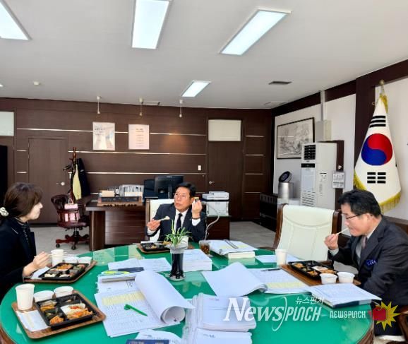조상래 곡성군수와 군 관계자들이 도시락 회의를 하며, 2026년 예산안을 검토하고 있는 모습