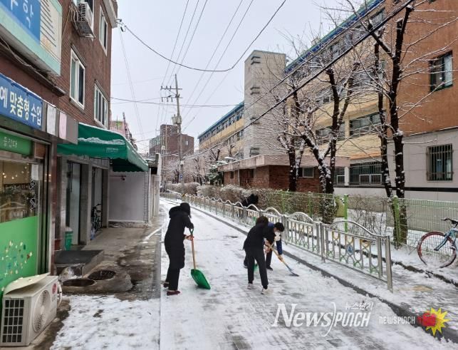 지난해 구로구 주요 도로와 이면도로에 대한 제설작업을 실시하고 있다.