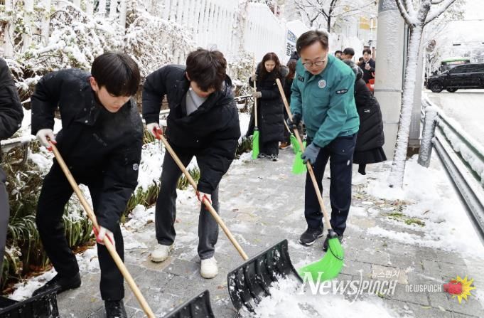 지난해 유성훈 금천구청장과 직원들이 제설 작업을 하고 있다