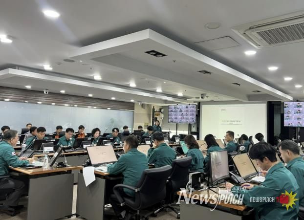 용인특례시는 11일 시청 재난상황실에서 겨울철 재해에 대비한 종합대책 회의를 개최했다