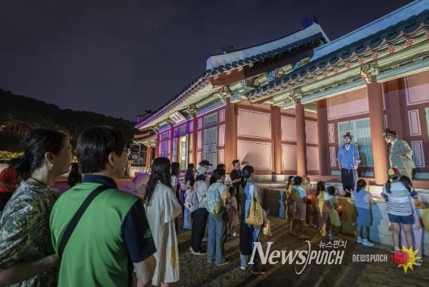 수원화성 태평성대 ‘주민 배우와 함께하는 고궁 산책’ 프로그램을 진행하고 있다.