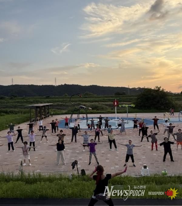 파주보건소, 문산노을길 건강교실·달빛 운동교실 성황리 마무리