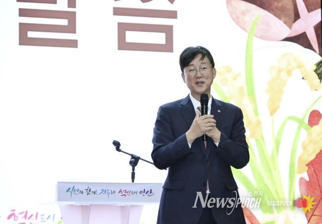 이민근 안산시장이 지난 11일 중소벤처기업연수원 대강당에서 열린 ‘제30회 농업인의 날’ 기념식에서 인사 발언을 하고 있다.