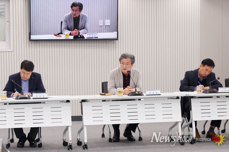 정용래 유성구청장이 지난 11일 오후 11월 확대간부회의를 주재하며 간부 공무원들의 책임의식을 강조하고 있다.