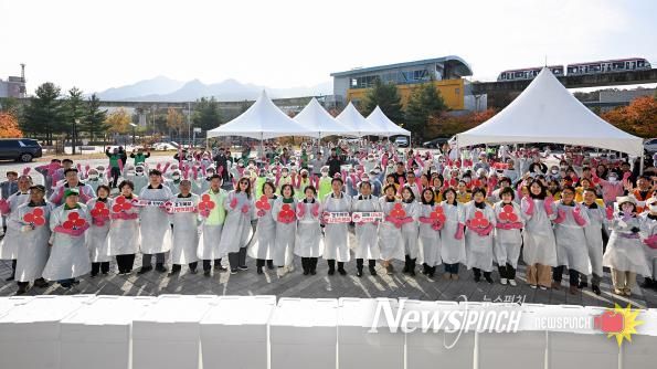 김동근 시장이 11월 11일 ‘제20회 김장나누기 행복곱하기’ 행사에서 참여자들과 기념사진을 찍고 있다.