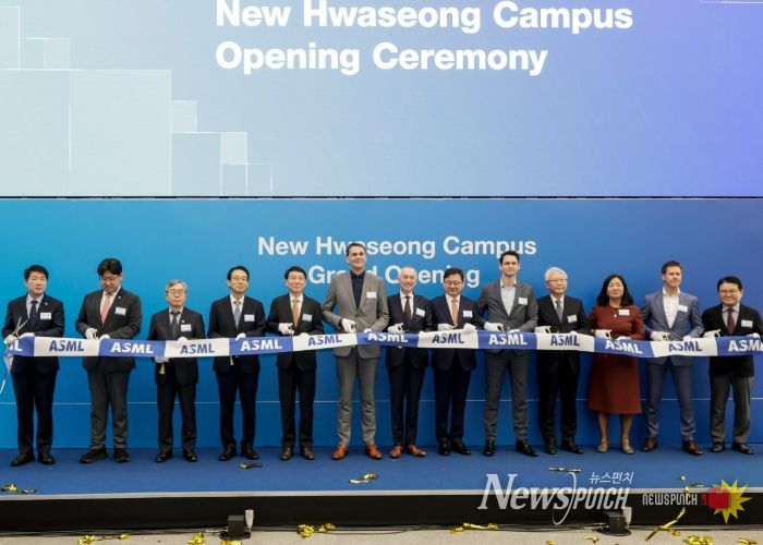 12일 ASML 화성뉴캠퍼스 준공식에서 주요 내빈들이 테이프 커팅을 하고 있다